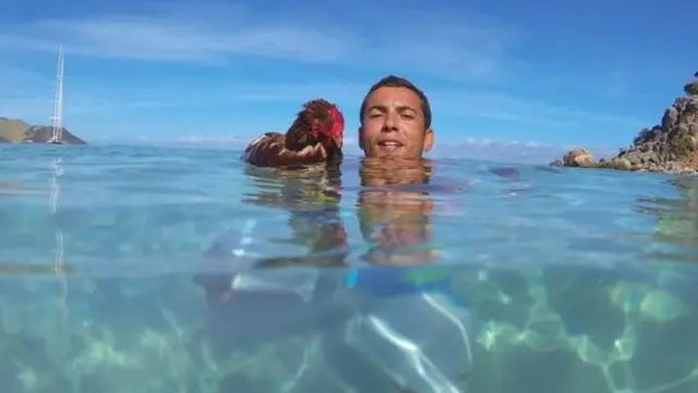 Monique y Guirec nadando