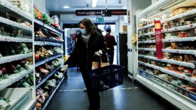 Mulher fazendo compras na Sainsbury's