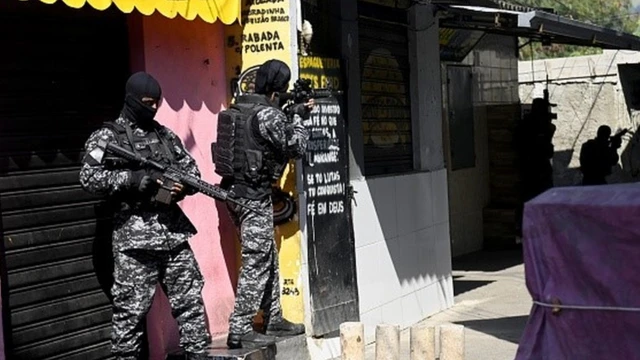 Policiais civis se protegem nos murosexcluir conta bet7kestabelecimentos comerciais durante a operação