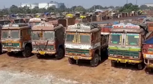 సాలూరులో సుమారు 2500 లారీలు ఉన్నాయి.