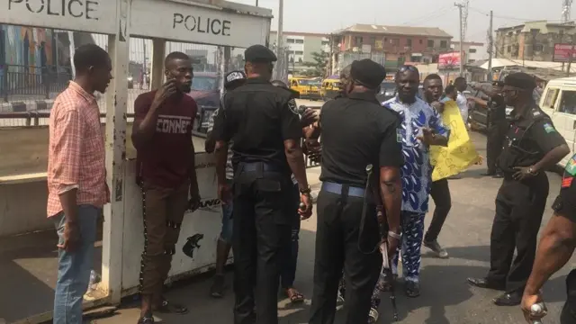 Yan sanda na tuhumar wasu mutane a yayin da ake zanga-zanga a birnin Legas saboda haramcin aikin acaba da aka yi
