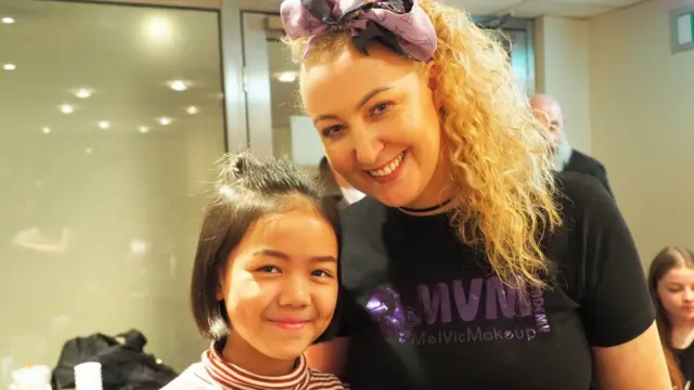 น้องแพรและครูสอนแต่งหน้า