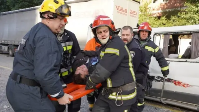 Una persona siendo transportada por rescatistas