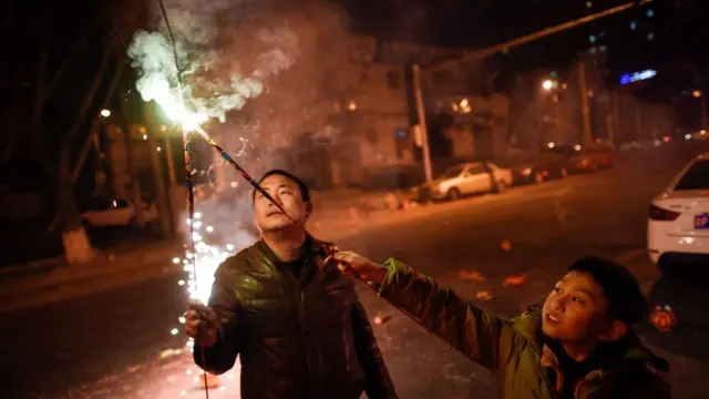 子夜来临前北京市民已开始燃放烟花爆竹（27/1/2017）