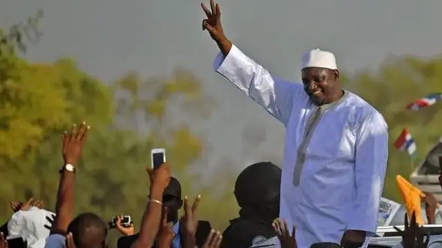 Adama Barrow célébrant sa victoire sur Yahya Jammeh en 2017