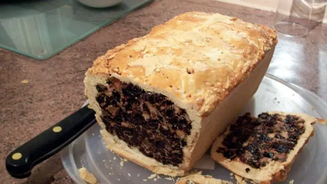 Черная плюшка на разрез.