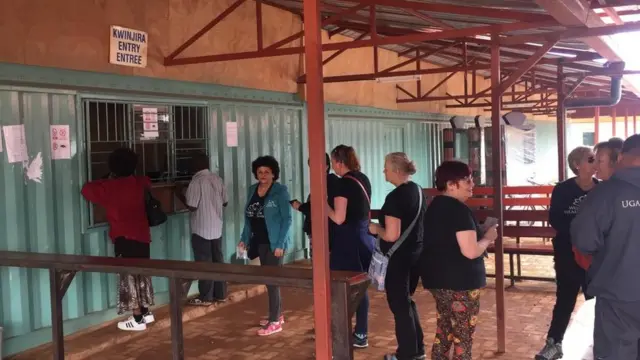 Wasafiri wakipitia ukaguzi wa kuingi Rwanda