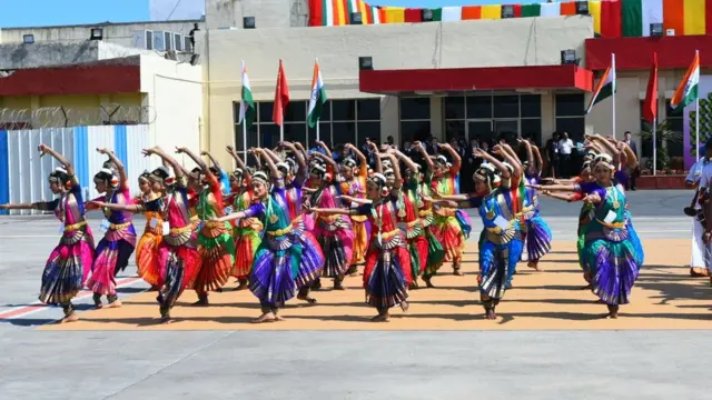 விமான நிலையத்தில் நடைபெற்ற கலை நிகழ்ச்சி