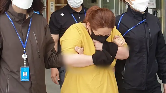 9세 의붓아들이 거짓말을 했다는 이유로 7시간이 넘게 여행용 가방에 가둬 심정지 상태에 이르게 한 40대 계모