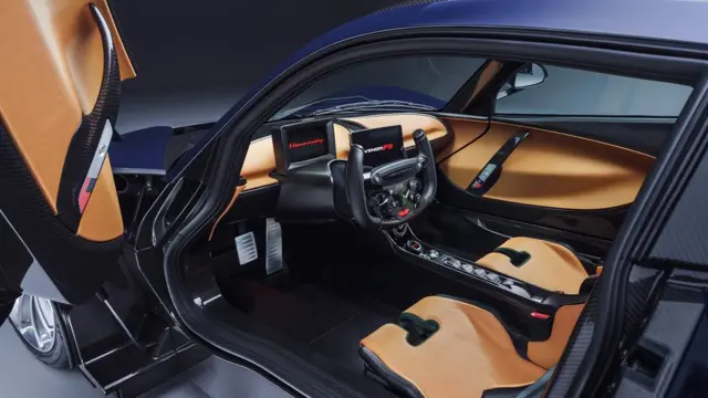 اتاق ماشین با الهام از هواپیماهای جنگنده طراحی شده است