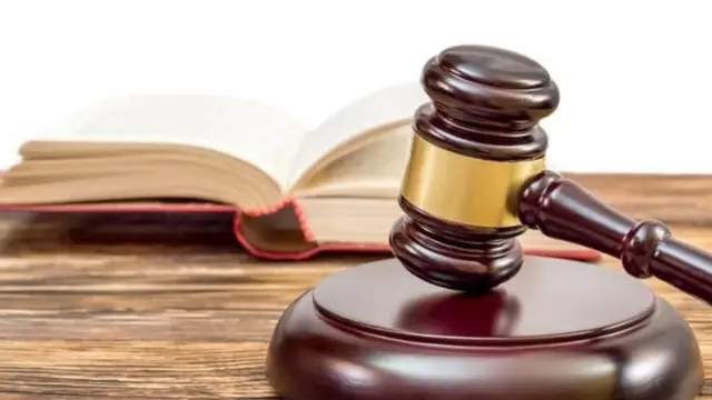 કોર્ટ સંબંધિત તસવીર