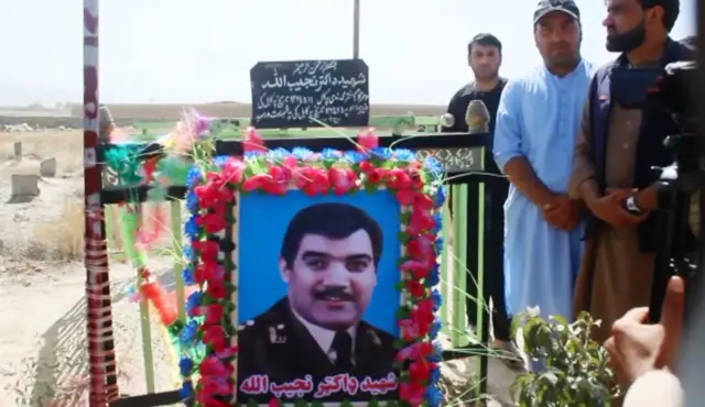 په پکتیا کې یو شمر ځوانان د ډاکټر نجیب الله د ۲۴ تلین په مناسبت د هغه قبر ته له ګلانو سره ورغلل.