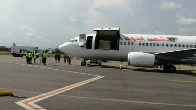 Avion rapportant les 26 artefacts du Bénin provenant de la France
