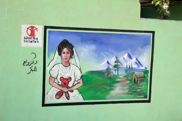 Графіті нареченої ї медведиком біля дверей салону