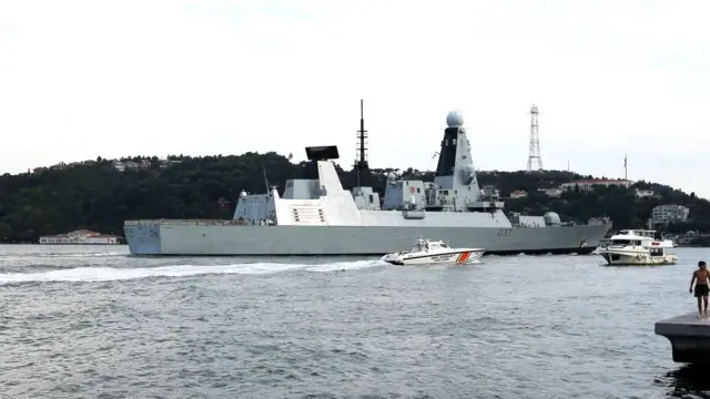 Barco de guerra de la Marina Real británica cruza el Bósforo camino del estrecho de Ormuz