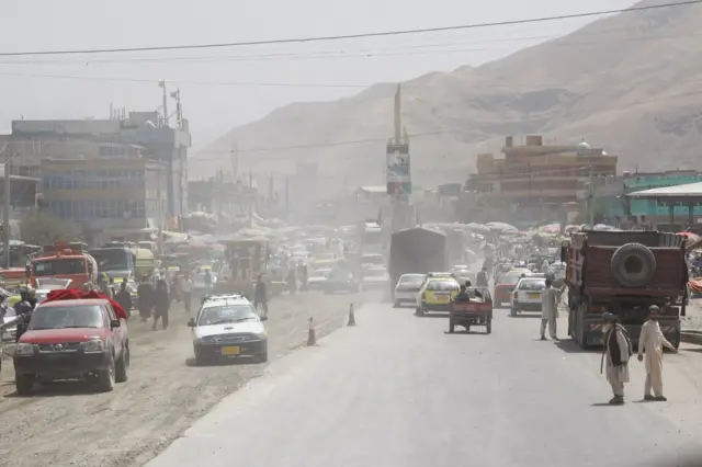 Prizor iz centra Poli Kumrija, grada na glavnom magistralnom putu koji povezuje Kabul sa severom zemlje.