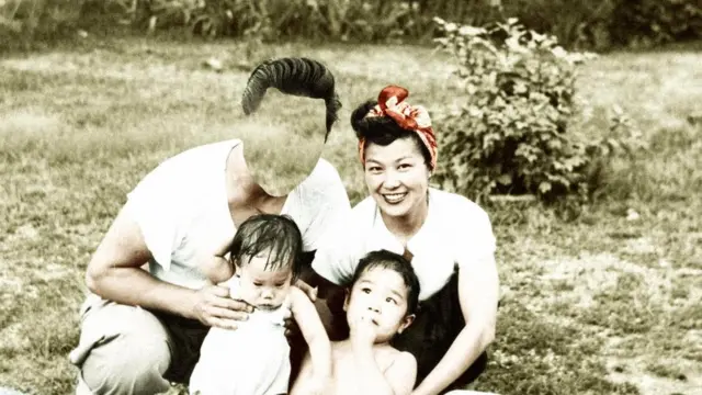 Родители с детьми, у отца нет лица