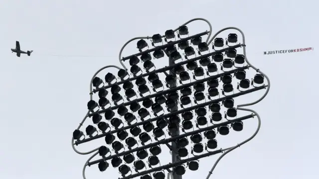 ম্যাচের শুরুতেই আসে এই 'ফ্লাইং ব্যানার'