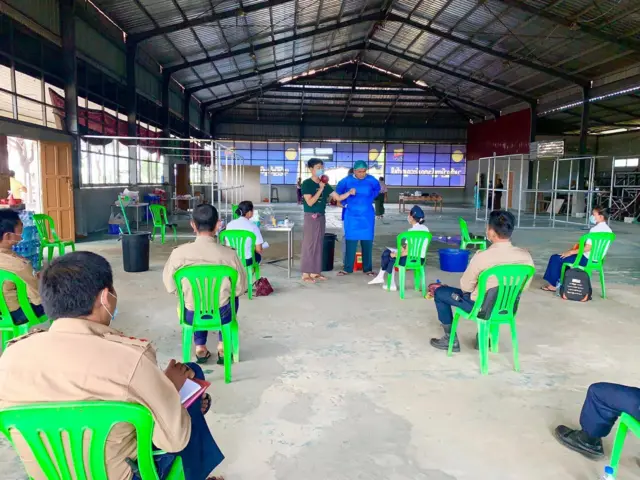 လူနာကို ဘယ်လိုကူညီမှုပေးရမယ်ဆိုတာကို စေတနာ့ဝန်ထမ်းတွေကို သင်တန်းပေးထား