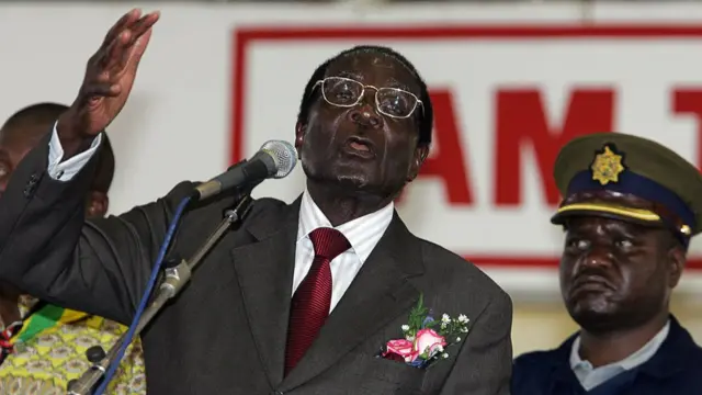 Robert Mugabe kenan lokacin da yake jawabi a wata Majami'a da ke Bulawayo, ranar uku ga watan Maris din shekarar 2008.