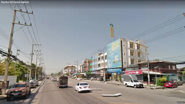 गूगल स्ट्रीट व्ह्यूमध्ये आम्हाला ती पिवळी इमारत आणि तिला लागून असलेलं घर दिसून आलं.