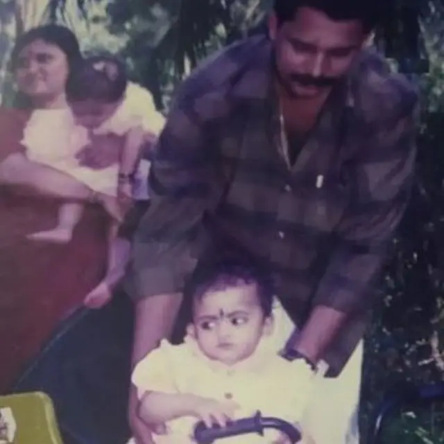 ਤਸਵੀਰ ਵਿੱਚ ਉਥਾਰਾ ਆਪਣੇ ਪਿਤਾ ਪ੍ਰੇਮਾ ਕੁਮਾਰ ਨਾਲ