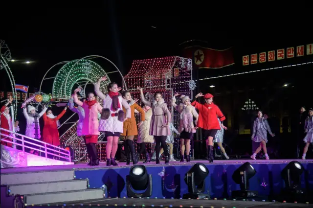 สาวชาวเกาหลีเหนือในกรุงเปียงยางร่วมกันเต้นรำต้อนรับปีใหม่อย่างสนุกสนาน