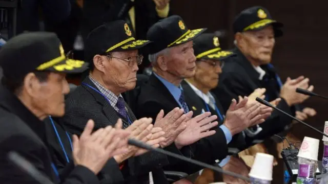박수치는 귀환 국군포로 13명. 한국 정부는 북한에 남은 국군 포로가 560명 정도 되는 것으로 추정하지만, 대부분 90살 전후 고령으로 상당수가 세상을 떴을 것으로 보고 있다