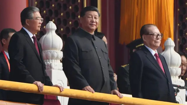 زيمين (يمين) وشي جنغبينع (وسط)