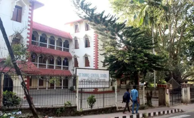 การที่ทางโรงเรียนไล่นักเรียนออกเพราะกอดกัน ทำให้เกิดการวิพากษ์วิจารณ์ตามมา