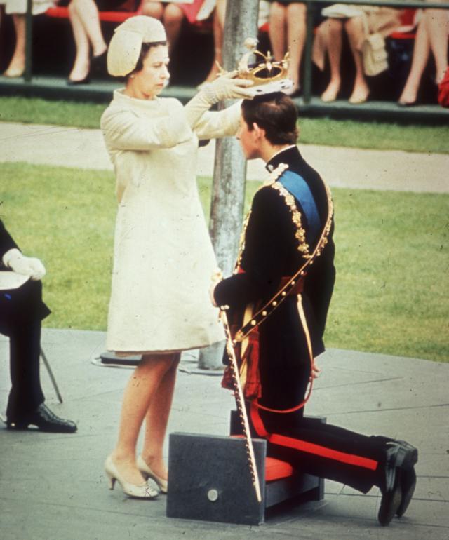 La reina Isabel II corona a su hijo Carlos, príncipe de Gales, durante su ceremonia de investidura en el castillo Caernarvon en 1969.