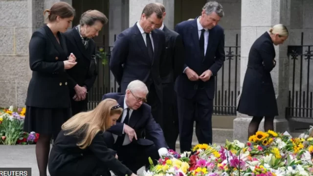 Molebi ori ade n wo iwe ibanikedun ni ita Balmoral