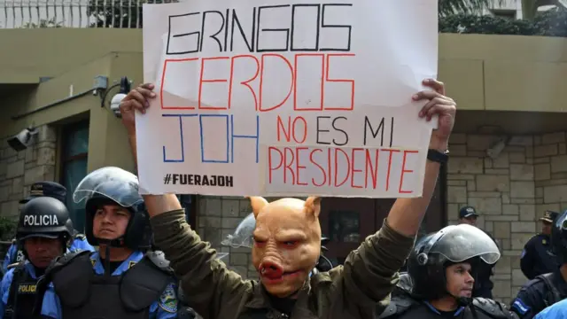 Un hombre protesta frente a la embajada de EE.UU. en Tegucigalpa