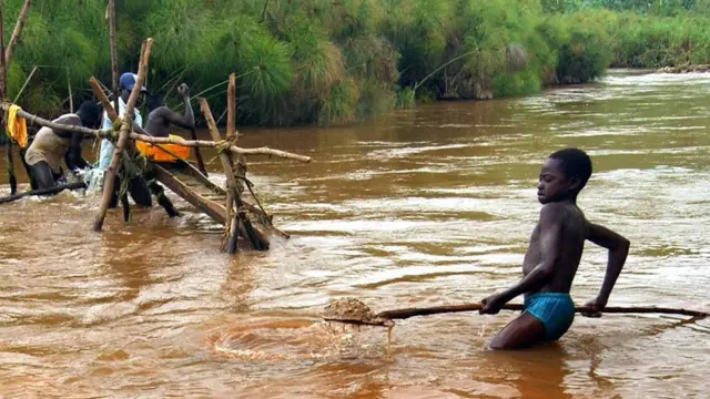Awọn ọmọde to n wakusa goolu ninu odo ni DR Congo