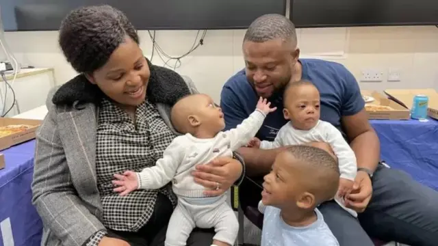 Zion and Zayne, aos seis meses, com a família