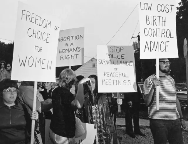 1975 में अमेरिका में हुई गर्भपात समर्थकों की एक रैली की तस्वीर