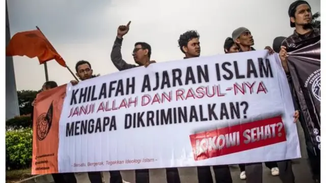 Mahasiswa memprotes dibubarkannya ormas Islam HTI yang mengusung dukungan didirikannya kekhalifahan.