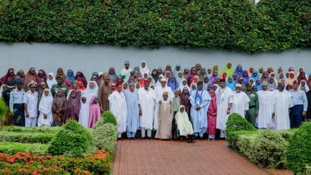 Buhari ya fọto pẹlu awọn akẹkọ naa