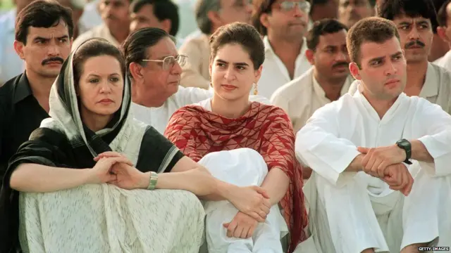 सोनिया गांधी, प्रियंका गांधी आणि राहुल गांधी