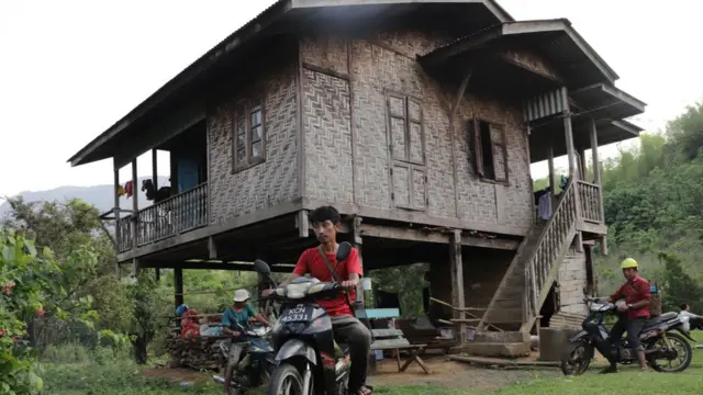 မြစ်ဆုံစီမံကိန်းဧရိယာထဲက တန်ဖရဲရွာမှာ ပြန်နေကြတဲ့ ဒေသခံများ