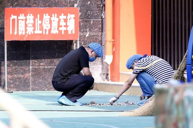 調查人員在創新幼兒園爆炸現場偵查