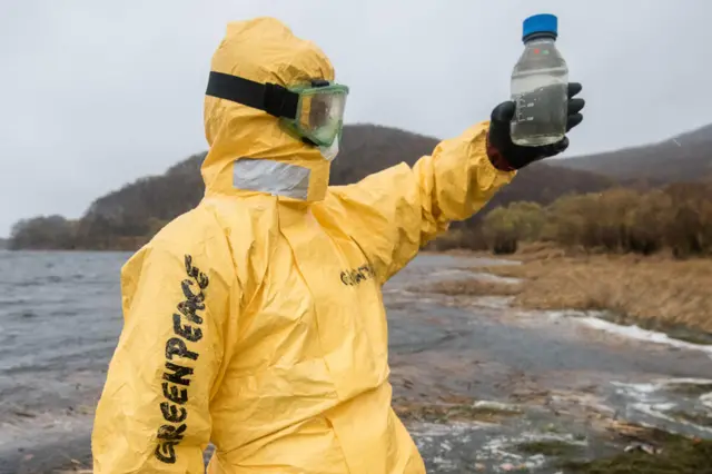 Organizacija Grinpis pokušava da proveri na indirektan način da li postoje curenja sa vojnih poligona tako što uzimaju uzorke iz reka