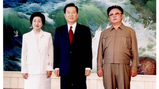 2000년 이 여사가 제1차 남북정상회담 당시 김 전 대통령, 김정일 북한 국방위원장과 나란히 선 모습