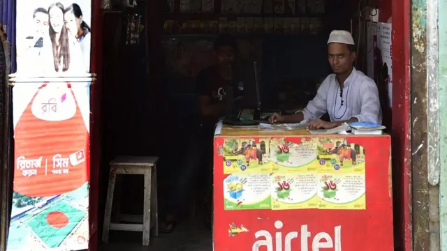 বিটিআরসি আর মোবাইল কোম্পানিগুলোর দ্বন্দ্বে গ্রাহকরাই ক্ষতিগ্রস্ত হতে পারেন, আশংকা বিশেষজ্ঞদের