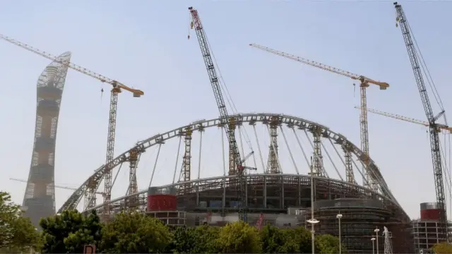 建设中的哈利法国际体育场（Khalifa International Stadium，或称卡塔尔国家体育场）