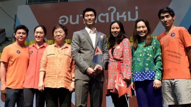 นางสมพร และนางรวิพรรณ