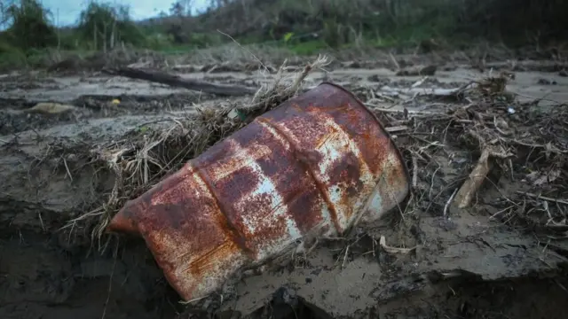 Un barril en una playa de Puerto Rico luego del paso por el huracán María