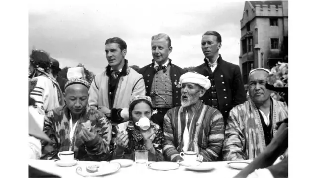 Ўзбек санъаткорлари инглиз мезбонлари даврасида чой ичишмоқда