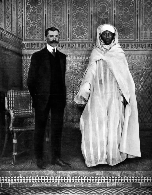 التهامي الكلاوي مع ميغريه القنصل الفرنسي في مراكش عام 1912