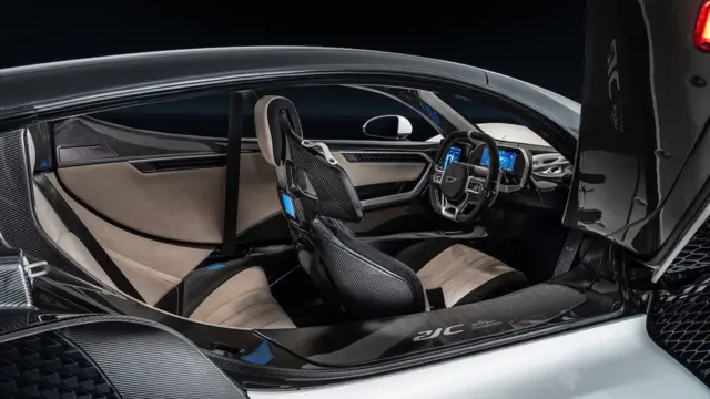 سرنشین دوم زینگر 21C پشت سر راننده می‌نشیند